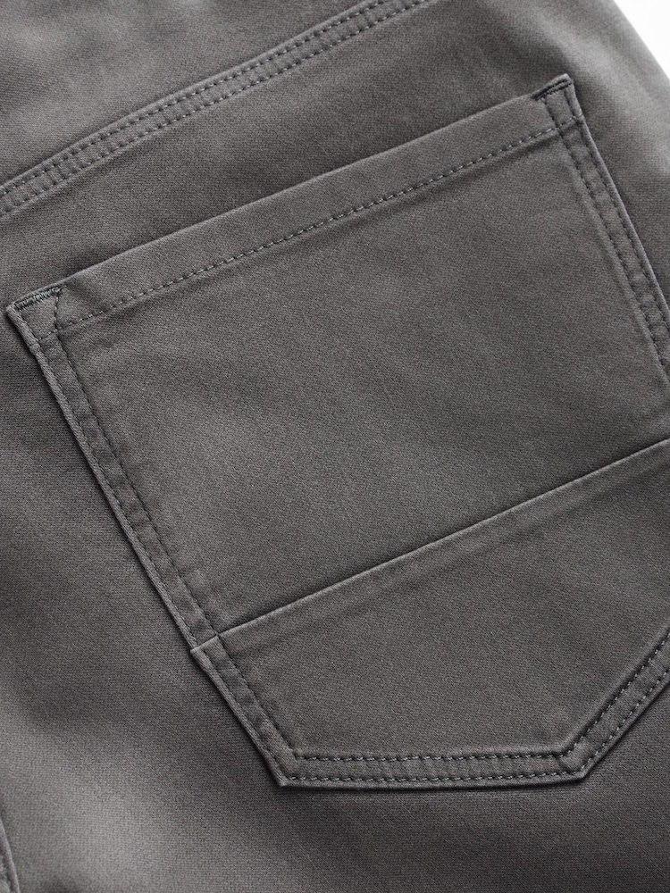 Grau - Weiche Hose im Jean-Stil mit 5 Taschen und Gürtel - Bild 6 von 6 Grau - Weiche Hose im Jean-Stil mit 5 Taschen und Gürtel - Bild 6 von 6