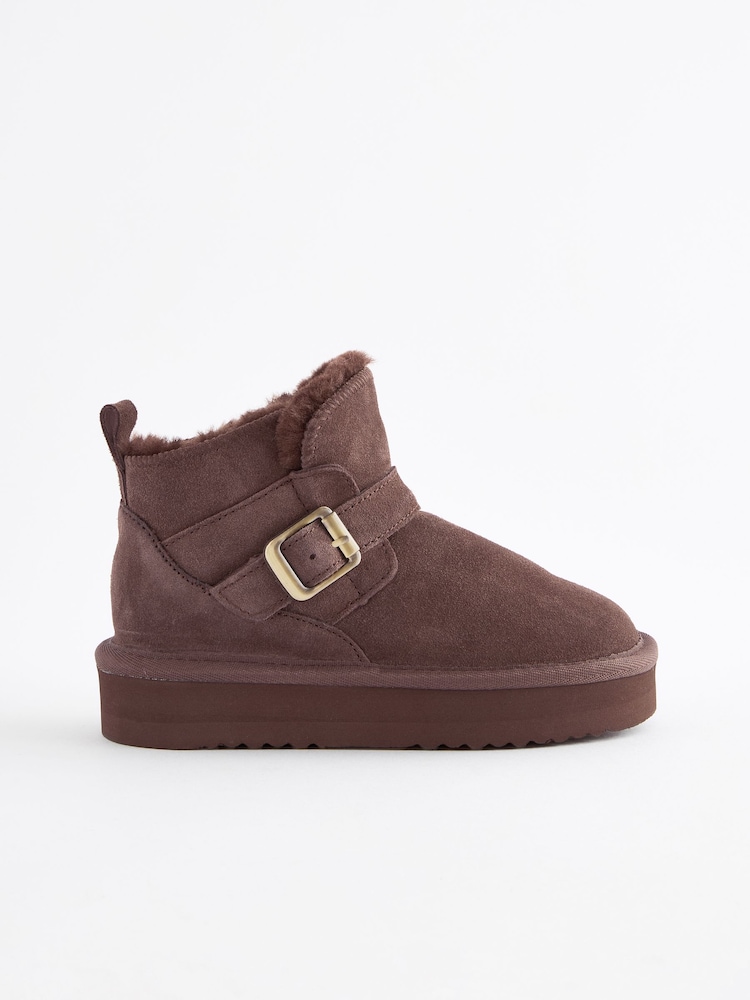 Braun - Wildleder-Stiefel mit Schnalle zum Hineinschlüpfen - Bild 2 von 5 Braun - Wildleder-Stiefel mit Schnalle zum Hineinschlüpfen - Bild 2 von 5