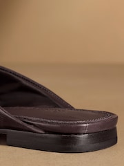 Marrón - Sandalias planas tipo mule Medway de Russell & Bromley - Imagen 7 de 8