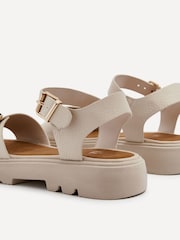 Creme - Sandálias Linzi Comet Flatform com detalhe de fivela - Imagem 6 de 6