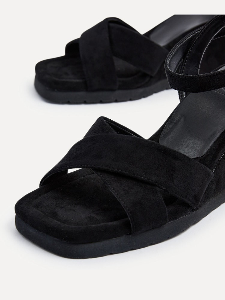 Schwarz - Linzi Imogen Leichte Schuhe aus Velourslederimitat mit überkreuztem Design und Keilabsatz - Bild 5 von 5 Schwarz - Linzi Imogen Leichte Schuhe aus Velourslederimitat mit überkreuztem Design und Keilabsatz - Bild 5 von 5