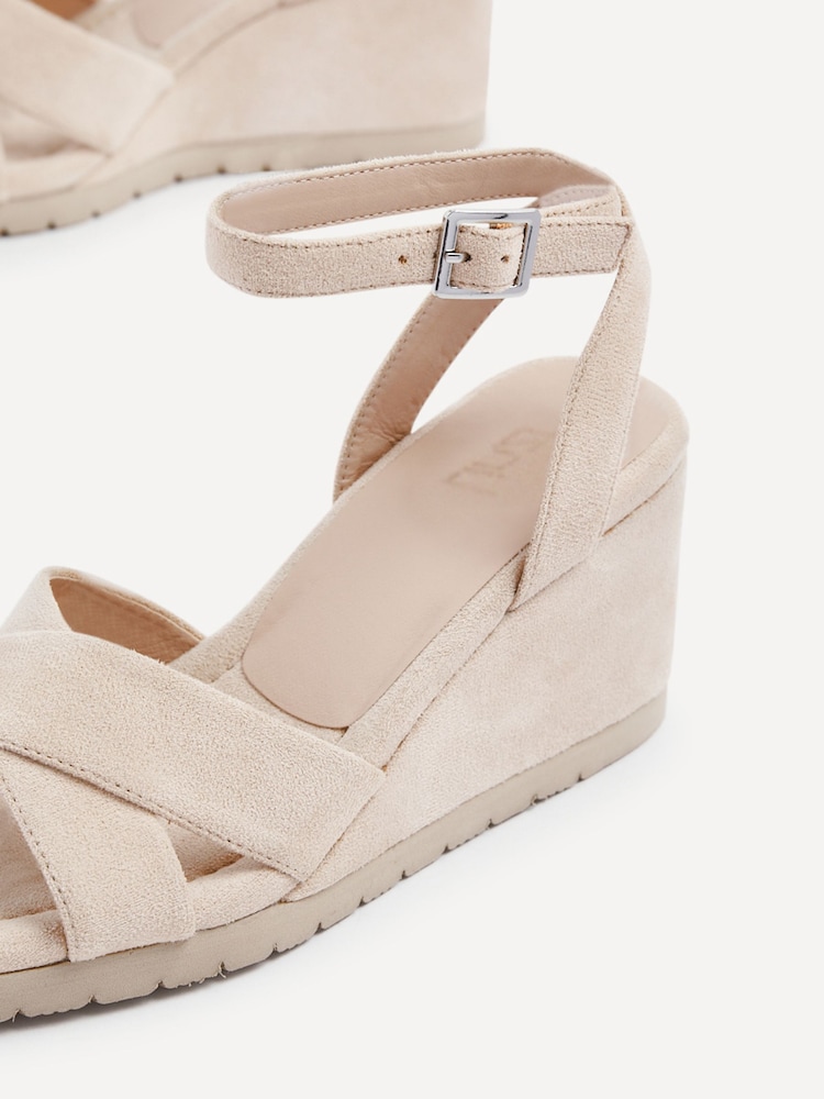 Creme - Linzi Imogen Leichte Schuhe aus Velourslederimitat mit überkreuztem Design und Keilabsatz - Bild 5 von 5 Creme - Linzi Imogen Leichte Schuhe aus Velourslederimitat mit überkreuztem Design und Keilabsatz - Bild 5 von 5