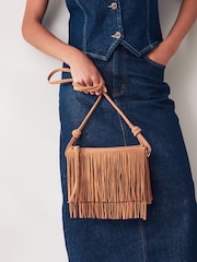 Svetlohnedá - Kožená crossbody kabelka so strapcami - Obrázok 2 z 11