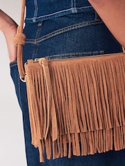 Svetlohnedá - Kožená crossbody kabelka so strapcami - Obrázok 6 z 11