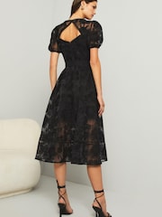 Lipsy Hochwertiges Midi-Skaterkleid mit Gürtel und Ausbrennermuster - Bild 2 von 4