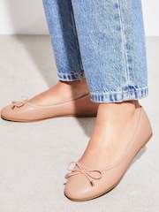 Nude - Lipsy Ballerinas aus Lederimitat mit Schleife und Metalldetails - Bild 1 von 4