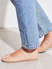 Nude - Lipsy Ballerinas aus Lederimitat mit Schleife und Metalldetails - Bild 4 von 4