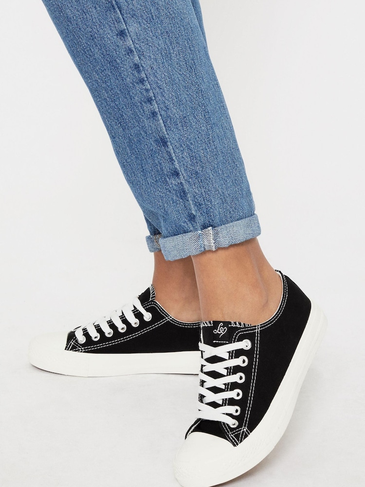Leinwand, Schwarz - Lipsy Low-Top-Stoffturnschuhe zum Schnüren - Bild 1 von 3 Leinwand, Schwarz - Lipsy Low-Top-Stoffturnschuhe zum Schnüren - Bild 1 von 3