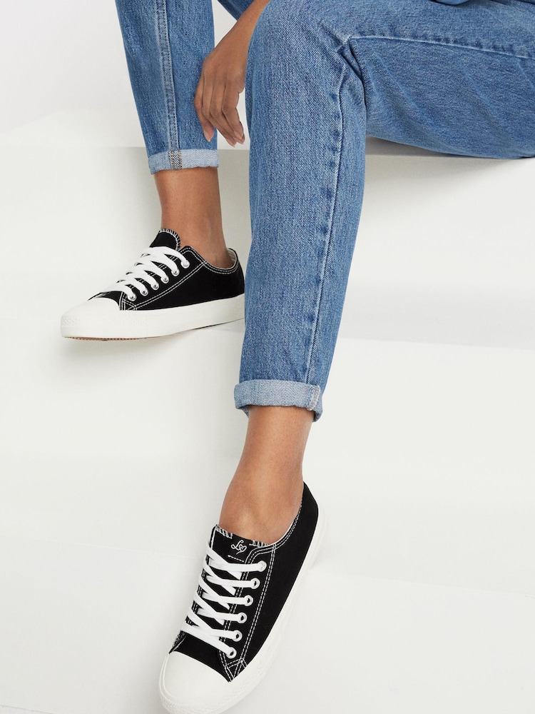 Leinwand, Schwarz - Lipsy Low-Top-Stoffturnschuhe zum Schnüren - Bild 2 von 3 Leinwand, Schwarz - Lipsy Low-Top-Stoffturnschuhe zum Schnüren - Bild 2 von 3