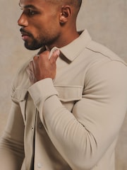 لون طبيعي - سترة خفيفة تويل جيرسيه بقصّة تُبرز العضلات من Tailored Athlete - صورة 4 من 7