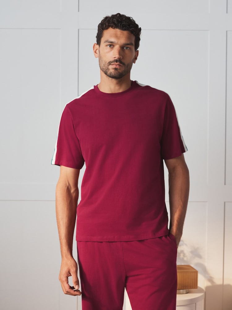 Burgundy Red Side Stripe - Zestaw piżamowy z krótkim rękawem i wzorem w paski - Obraz 2 z 8 Burgundy Red Side Stripe - Zestaw piżamowy z krótkim rękawem i wzorem w paski - Obraz 2 z 8