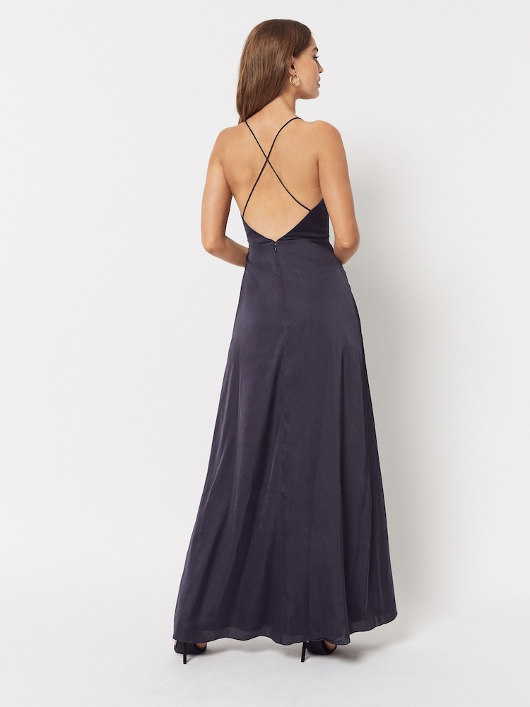 Marineblau - Maya Maxikleid aus Satin mit Wasserfallausschnitt und überkreuztem Design hinten - Bild 2 von 4 Marineblau - Maya Maxikleid aus Satin mit Wasserfallausschnitt und überkreuztem Design hinten - Bild 2 von 4