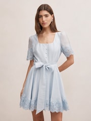 La bordure en dentelle Forever New Alana contient une mini-robe en lin - Image 1 de 5