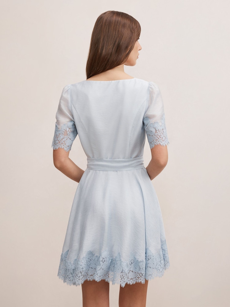 La bordure en dentelle Forever New Alana contient une mini-robe en lin - Image 2 de 5