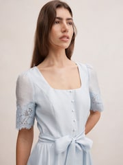 La bordure en dentelle Forever New Alana contient une mini-robe en lin - Image 3 de 5