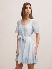 La bordure en dentelle Forever New Alana contient une mini-robe en lin - Image 4 de 5