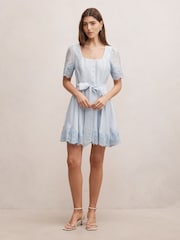 La bordure en dentelle Forever New Alana contient une mini-robe en lin - Image 5 de 5