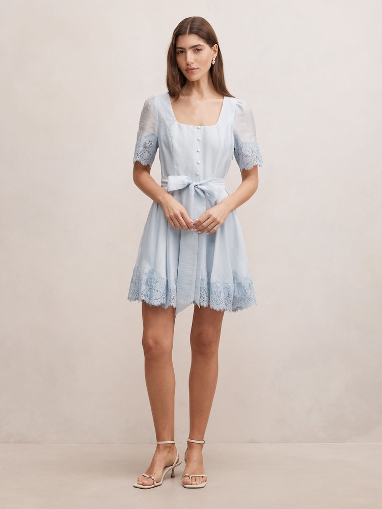 La bordure en dentelle Forever New Alana contient une mini-robe en lin - Image 5 de 5