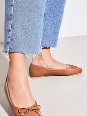 Tan - Lipsy Ballerinas aus Lederimitat mit Schleife und Metalldetails - Bild 3 von 5