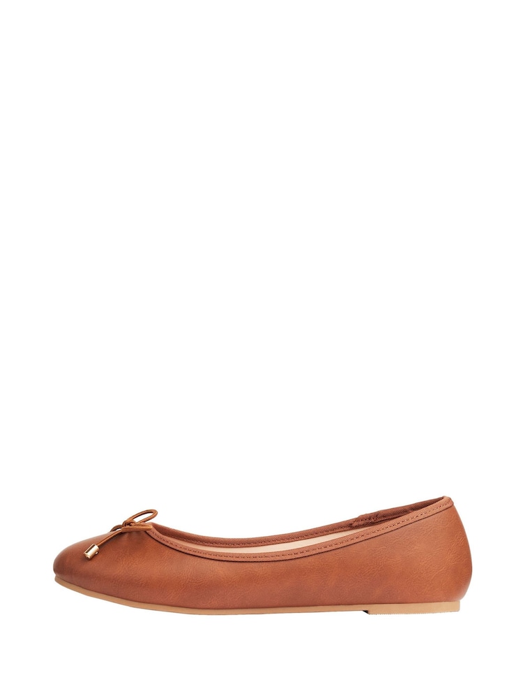 Tan - Lipsy Ballerinas aus Lederimitat mit Schleife und Metalldetails - Bild 5 von 5