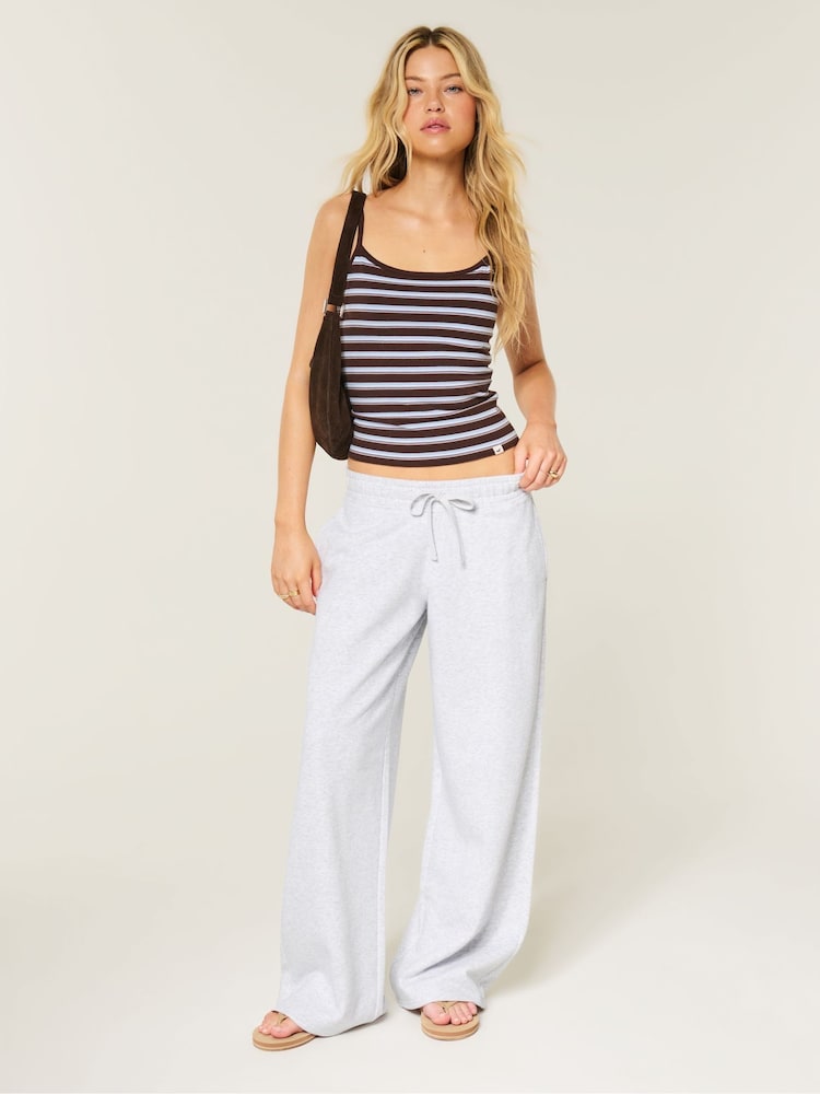 بنطلون رياضي فضفاض بخصر منخفض من Hollister - صورة 1 من 4 بنطلون رياضي فضفاض بخصر منخفض من Hollister - صورة 1 من 4