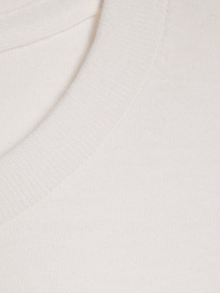 River Island White Capybara Queen Boyfriend T-Shirt - Image 4 of 4