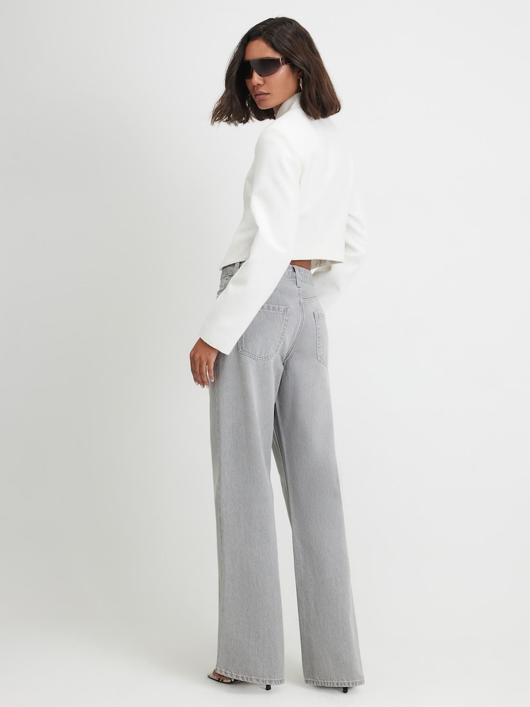 جينز برجل مستقيمة مريح بخصر مرتفع من River Island - صورة 2 من 4 جينز برجل مستقيمة مريح بخصر مرتفع من River Island - صورة 2 من 4