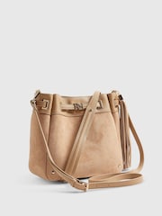 River Island Faux Suede Tassel Bucket Bag - Imagem 3 de 6