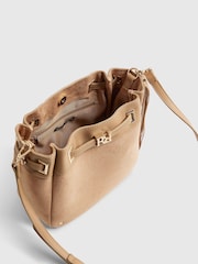River Island Faux Suede Tassel Bucket Bag - Imagem 6 de 6