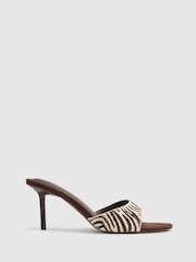 River Island sandály na podpatku typu pantofle se zebrovaným potiskem - Obrázek 1 z 5