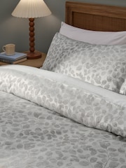 Wylder Grace Leaf Jacquard Satin Duvet Cover Set - 画像 2 / 3