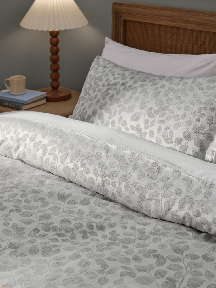 Wylder Grace Leaf Jacquard Satin Duvet Cover Set - 画像 2 / 3