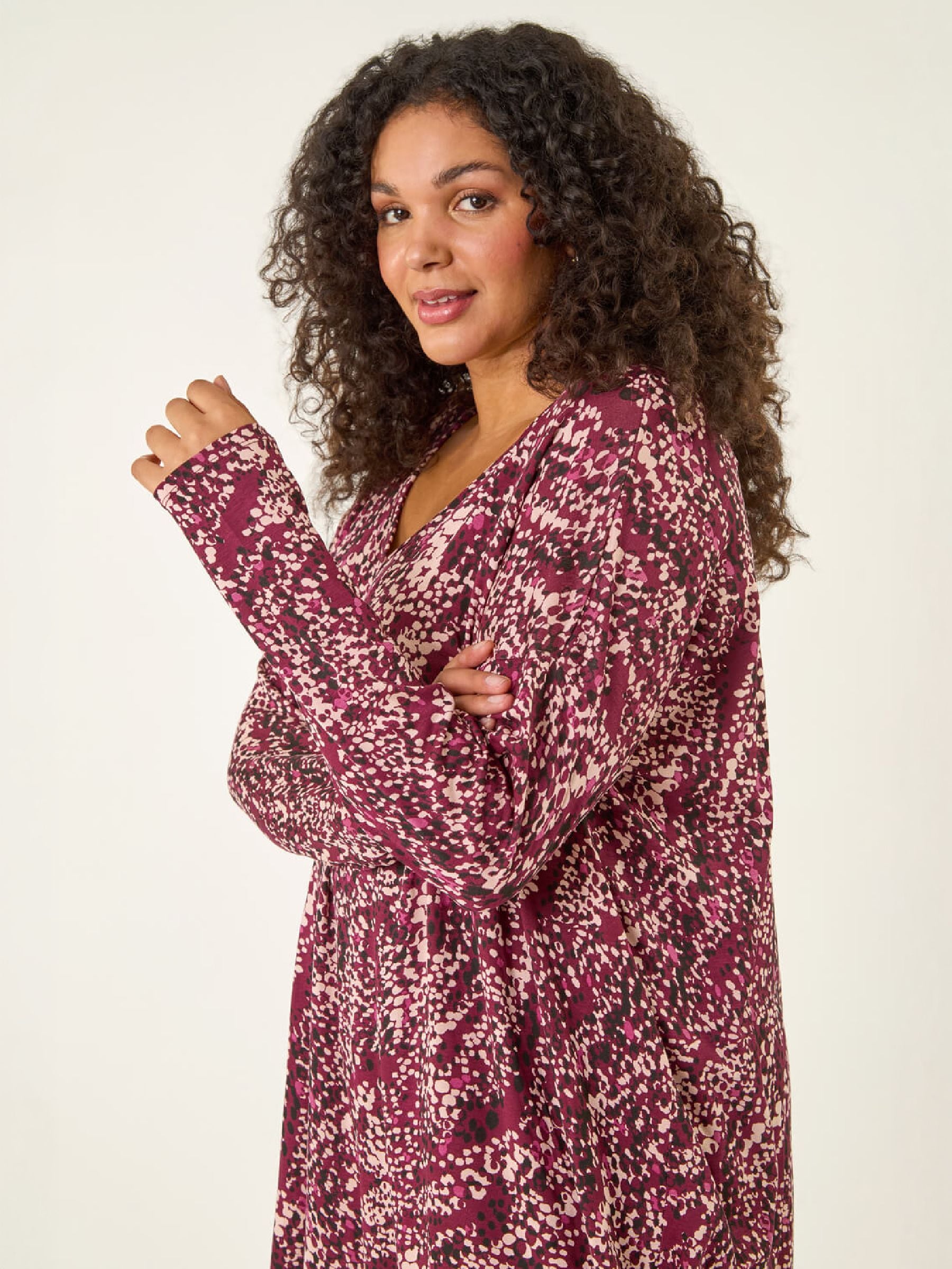 Roman Women's Red Curve Spot Print V-Neck Stretch Top In Size 22-24 - Image 2