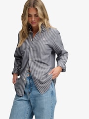 Superdry חולצת אוקספורד מכופתרת בגזרה צרה עם שרוול ארוך - תמונה 2 מתוך 6