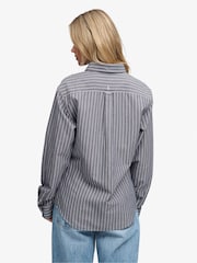 Superdry חולצת אוקספורד מכופתרת בגזרה צרה עם שרוול ארוך - תמונה 3 מתוך 6