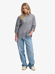Superdry חולצת אוקספורד מכופתרת בגזרה צרה עם שרוול ארוך - תמונה 4 מתוך 6