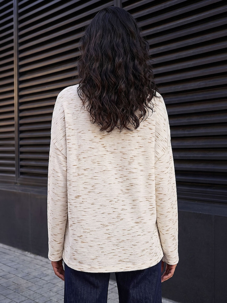Crema - Roman Contrast Stitch V-Neck Top - Imagen 2 de 4