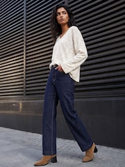 Crema - Roman Contrast Stitch V-Neck Top - Imagen 3 de 4