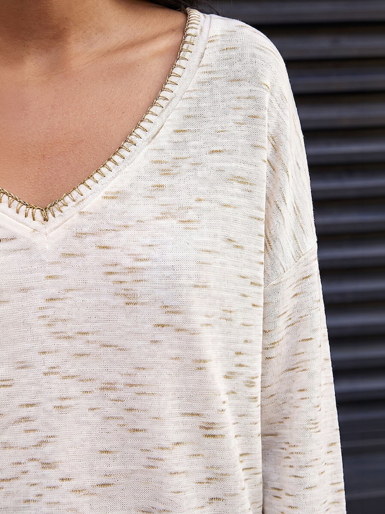Crema - Roman Contrast Stitch V-Neck Top - Imagen 4 de 4