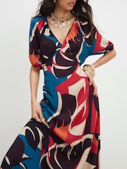 Robe longue à manches courtes et imprimé feuilles River Island - Image 4 sur 4