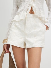 Shorts na Denim na may Burda na Bulaklak at Bulaklak sa River Island - Larawan 4 ng 4