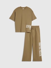 طقم من تيشِرت وبنطلون رياضي بتصميم رياضي جامعي بشعار "River" من River Island - صورة 1 من 5
