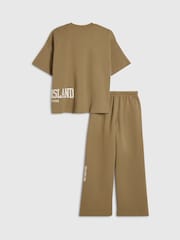 طقم من تيشِرت وبنطلون رياضي بتصميم رياضي جامعي بشعار "River" من River Island - صورة 2 من 5