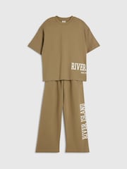 طقم من تيشِرت وبنطلون رياضي بتصميم رياضي جامعي بشعار "River" من River Island - صورة 3 من 5