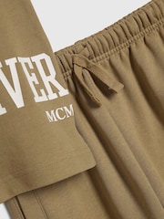 طقم من تيشِرت وبنطلون رياضي بتصميم رياضي جامعي بشعار "River" من River Island - صورة 5 من 5