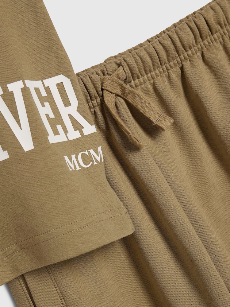 طقم من تيشِرت وبنطلون رياضي بتصميم رياضي جامعي بشعار "River" من River Island - صورة 5 من 5