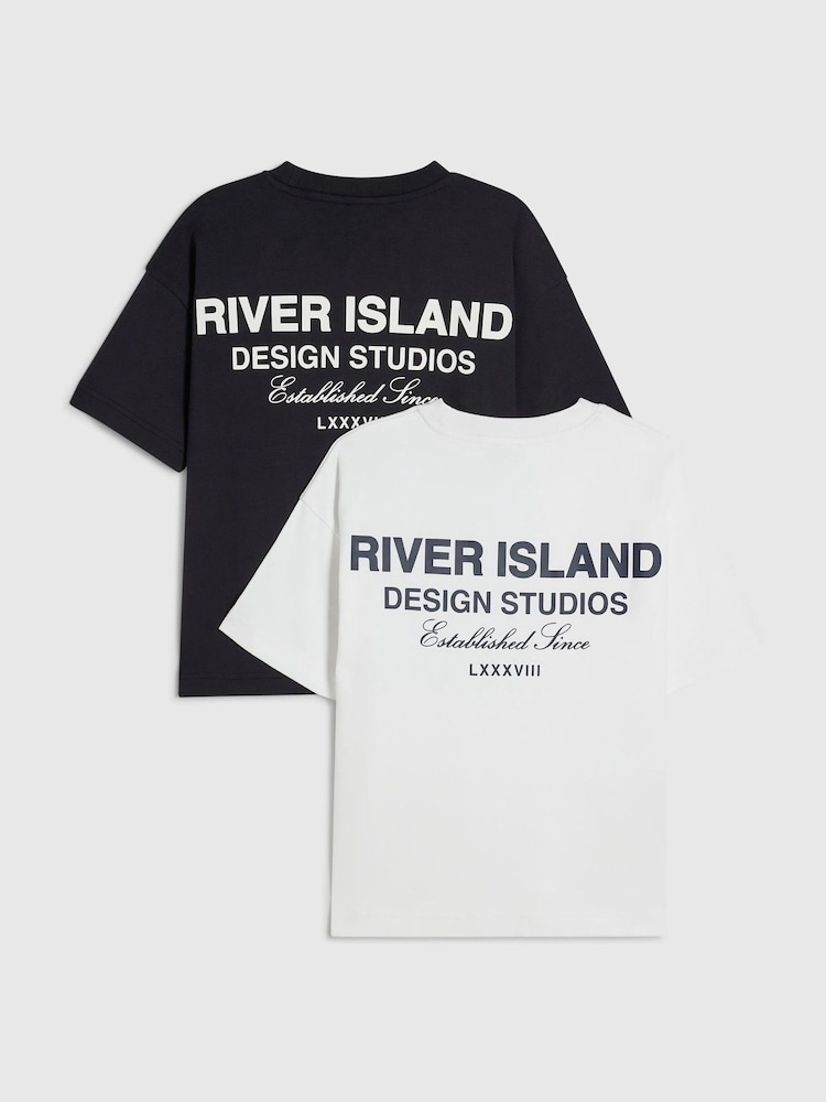 أسود - حزمة من 2 تيشِرتات بطبعة شعار "River" على الظهر من River Island - صورة 1 من 4 أسود - حزمة من 2 تيشِرتات بطبعة شعار "River" على الظهر من River Island - صورة 1 من 4
