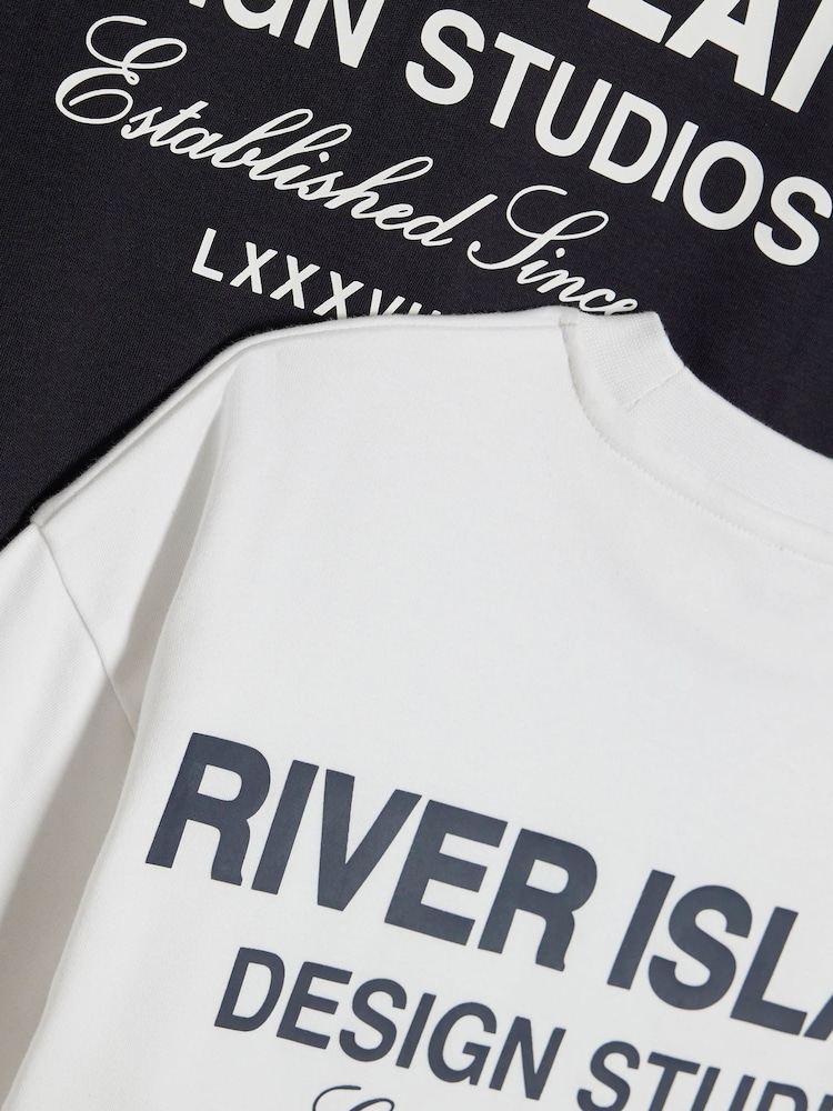 أسود - حزمة من 2 تيشِرتات بطبعة شعار "River" على الظهر من River Island - صورة 4 من 4 أسود - حزمة من 2 تيشِرتات بطبعة شعار "River" على الظهر من River Island - صورة 4 من 4