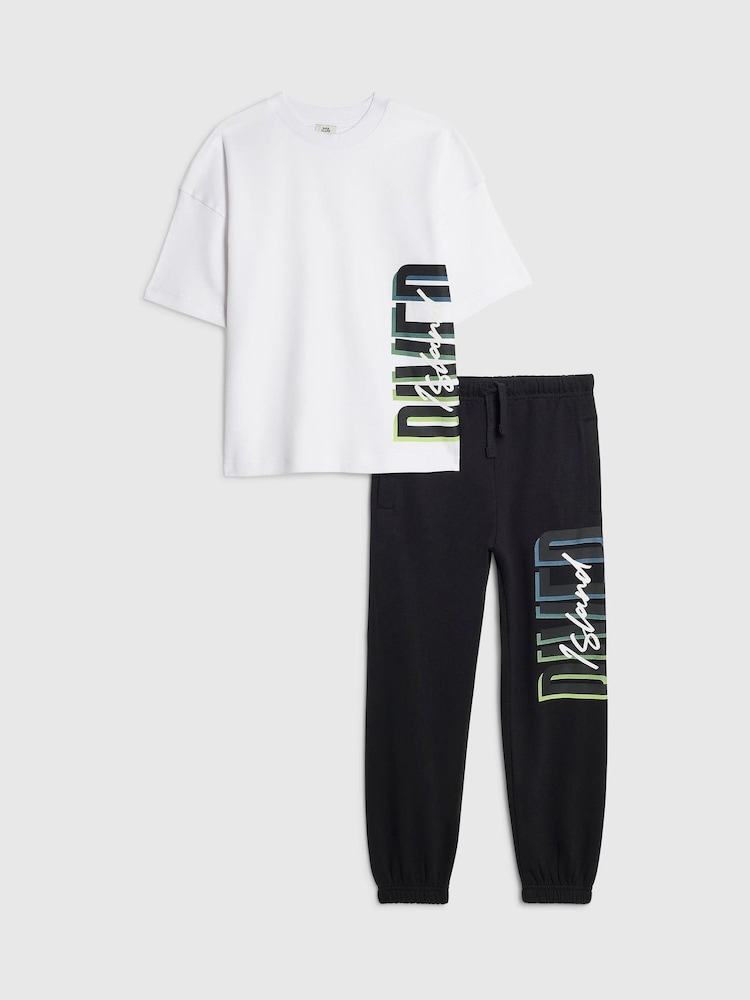 طقم من تيشرت وبنطلون رياضي بشعار "River" من River Island - صورة 1 من 4 طقم من تيشرت وبنطلون رياضي بشعار "River" من River Island - صورة 1 من 4