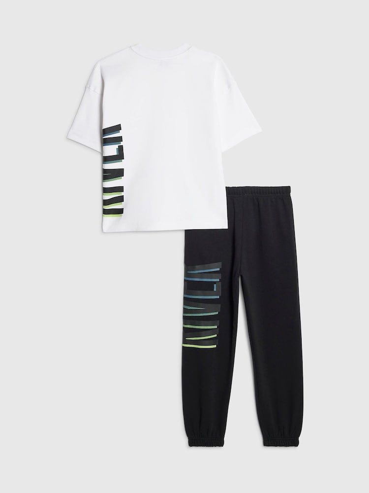 طقم من تيشرت وبنطلون رياضي بشعار "River" من River Island - صورة 2 من 4 طقم من تيشرت وبنطلون رياضي بشعار "River" من River Island - صورة 2 من 4